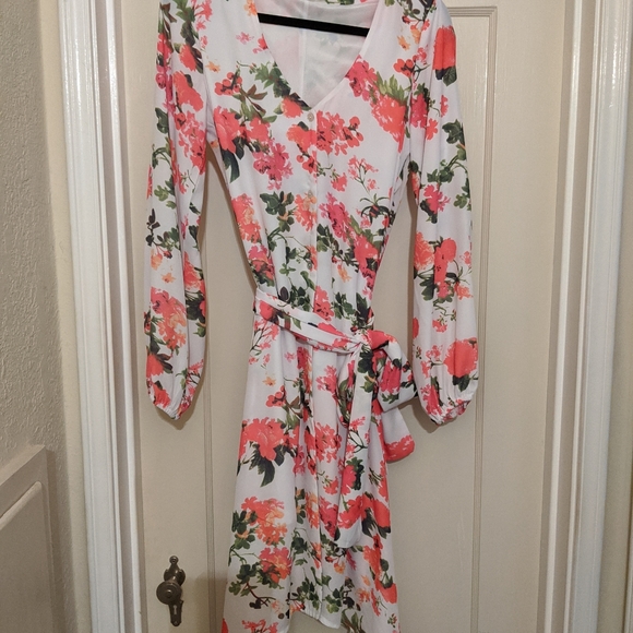 Long sleeved dress with flower pattern - Picture 2 of 2